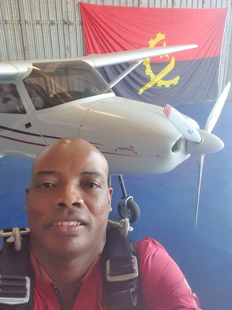 Escritor angolano paraquedista