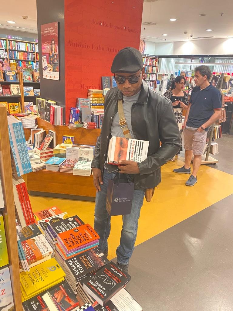 Bento dos Santos na livraria em Portugal.