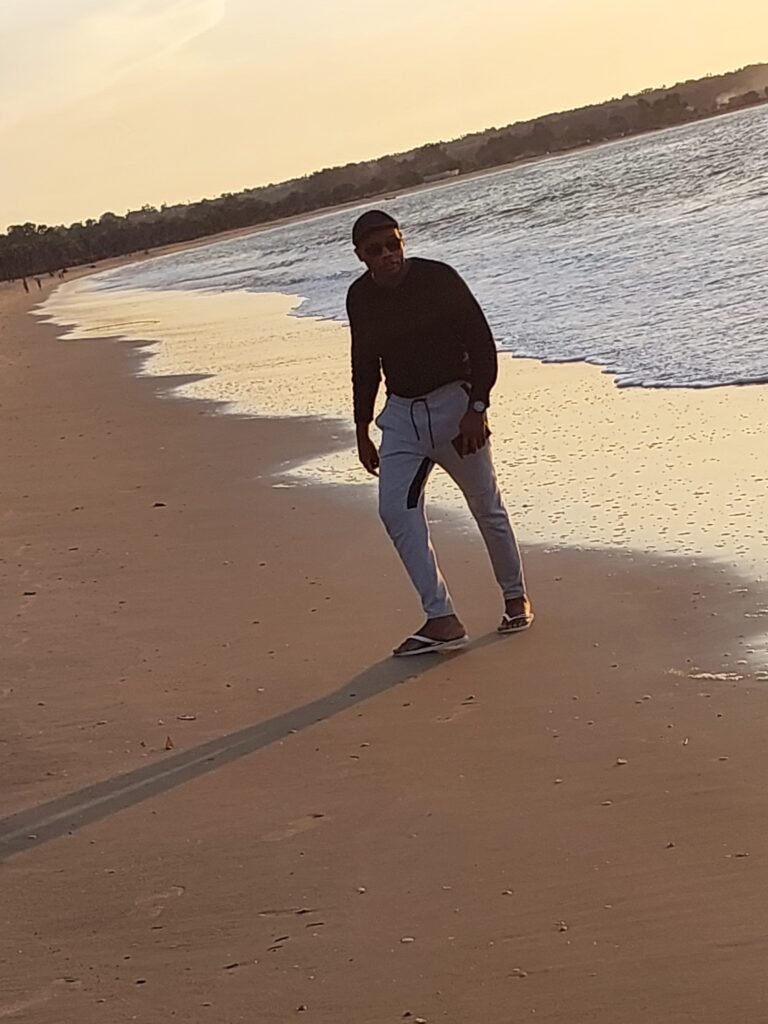 Escritor angolano Bento dos Santos na praia