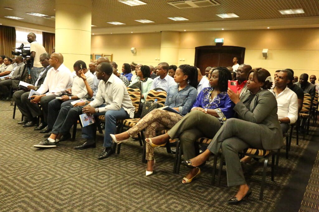 Esposa do escritor angolano Bento dos Santos na platéia do lançamento do livro